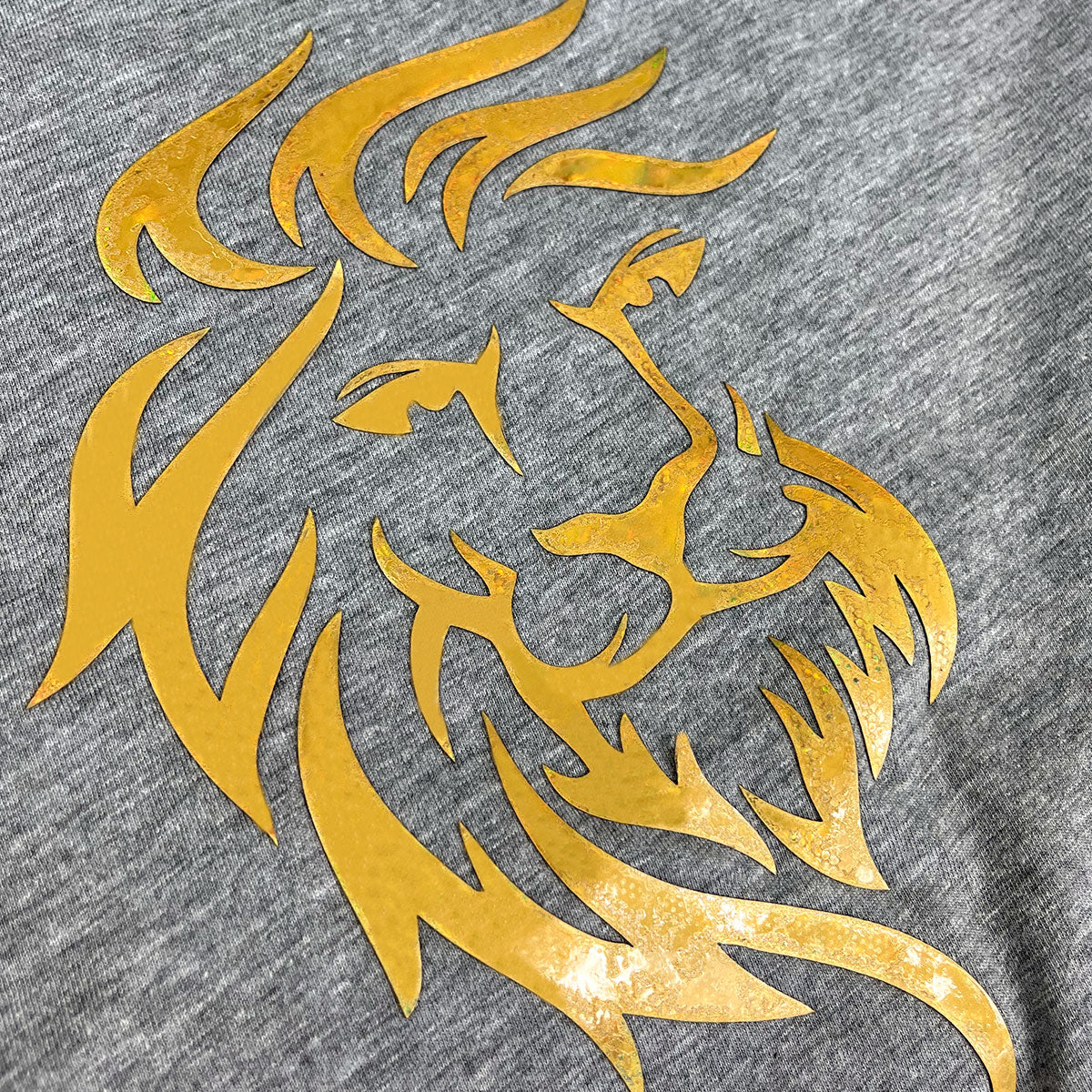 Camiseta Masculina Cinza Aplique Leão Dourado