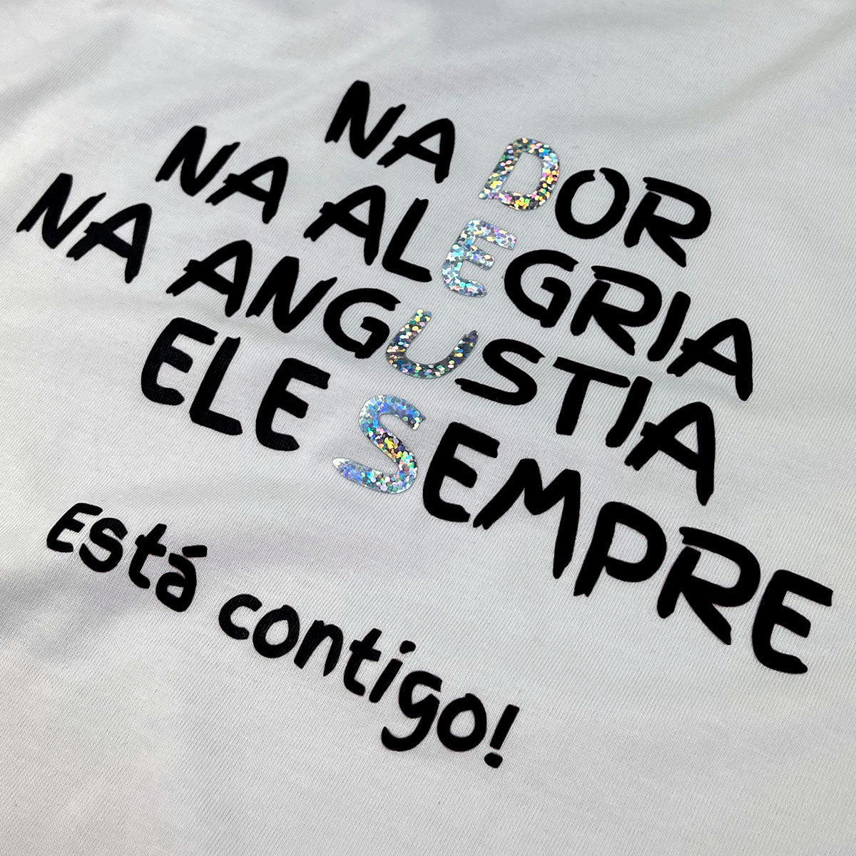 Camiseta Feminina Off White Na Dor Na Alegria Na Angustia Ele Sempre Está Contigo