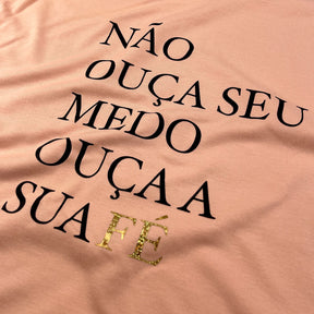 Camiseta Feminina Salmão Não Ouça Seu Medo Ouça A Sua Fé