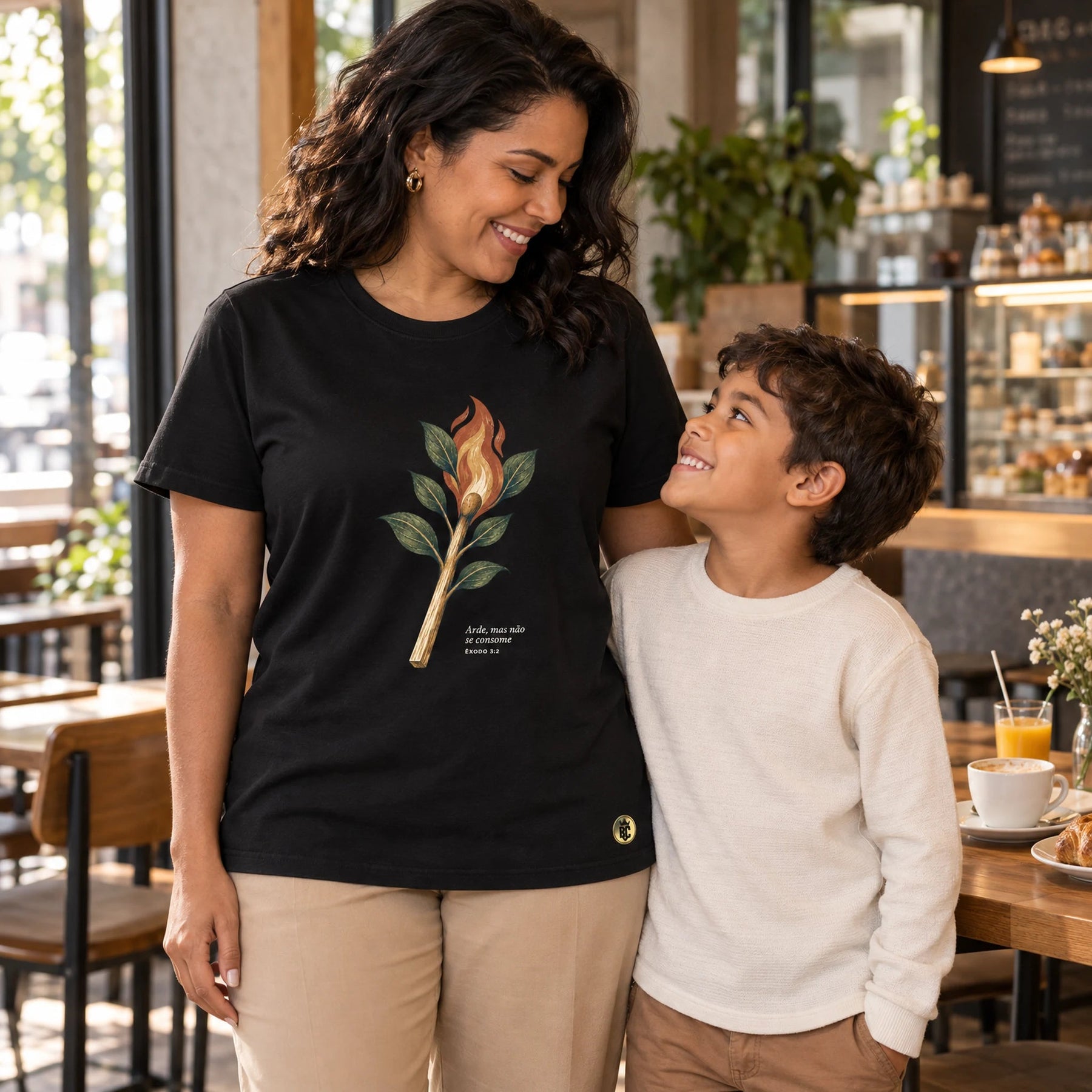 Camiseta Feminina Preta Arde, mas não se consome