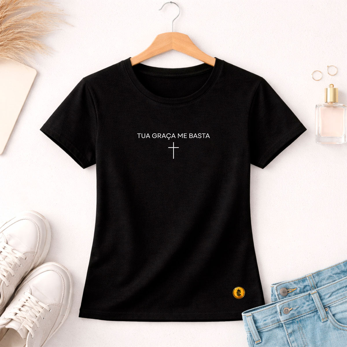 Camiseta Feminina Preta Tua Graça Me Basta