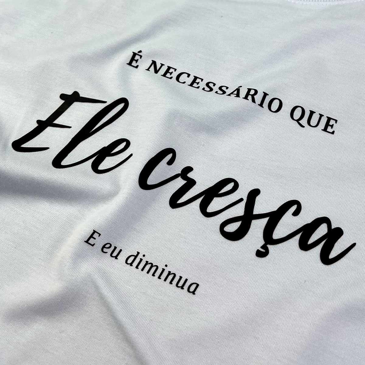 Camiseta Feminina Branca É Necessário Que Ele Cresça E Eu Diminua