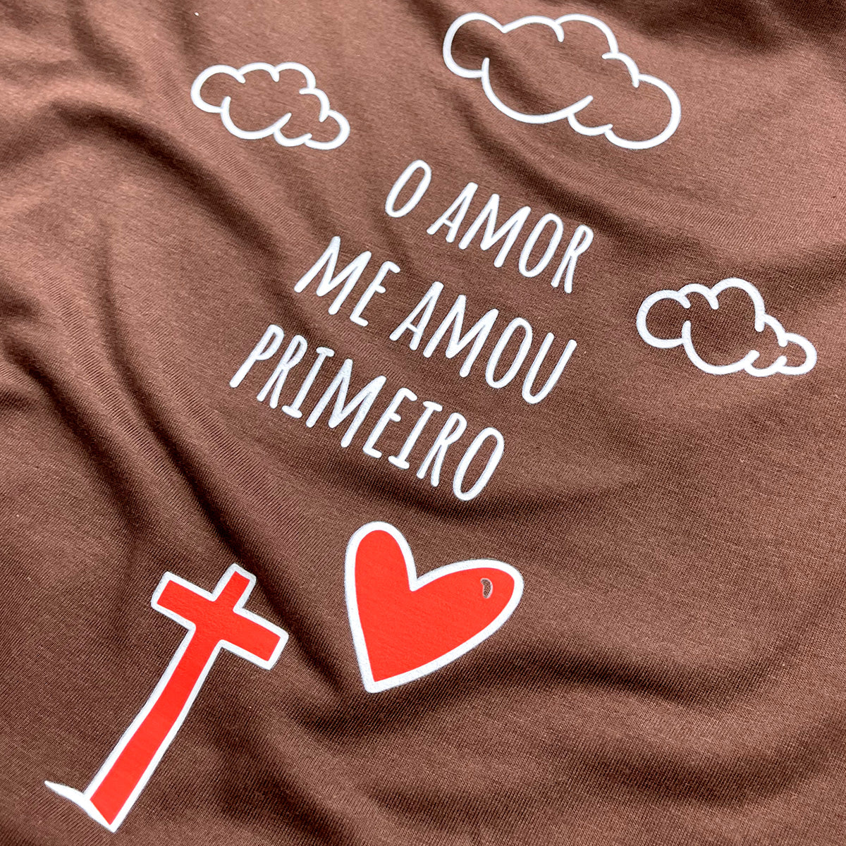 T-Shirt Infantil Marrom Desenho O Amor Me Amou