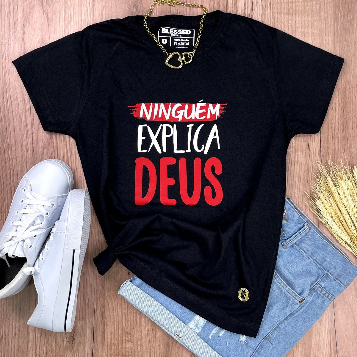 Camiseta Feminina Preta Ninguém Explica Deus