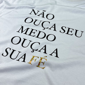 Camiseta Feminina Branca Não Ouça Seu Medo Ouça A Sua Fé