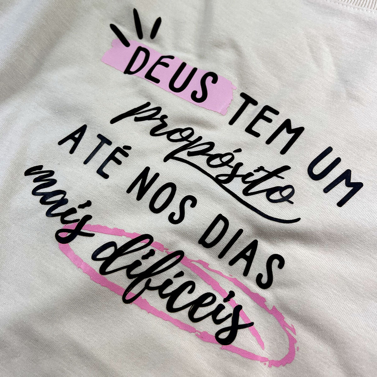 Camiseta Feminina Off White Deus Tem Um Propósito Até Nos Dias Mais Difíceis