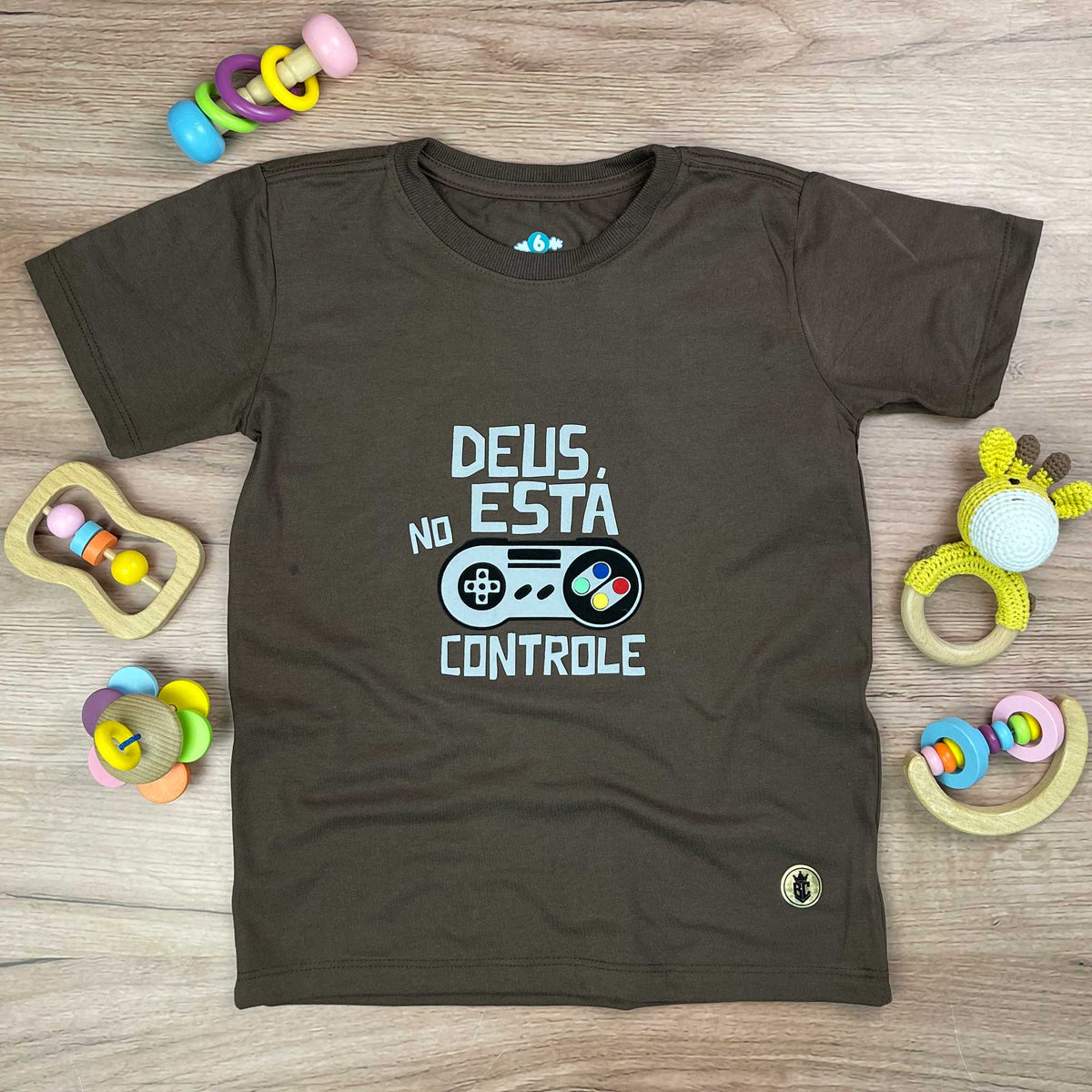 T-Shirt Infantil Marrom Deus Está No Controle