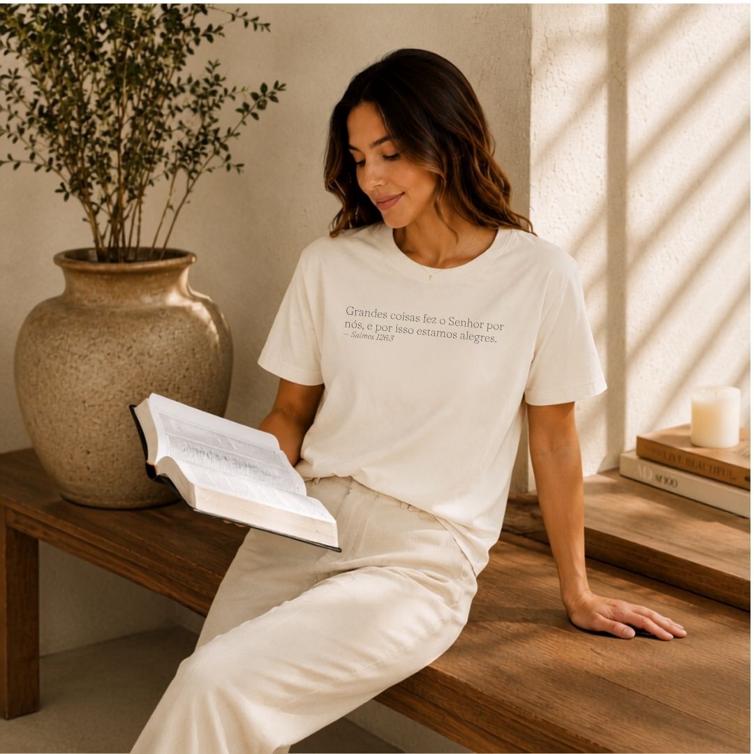 Camiseta Feminina Off Grandes Coisas Fez o Senhor