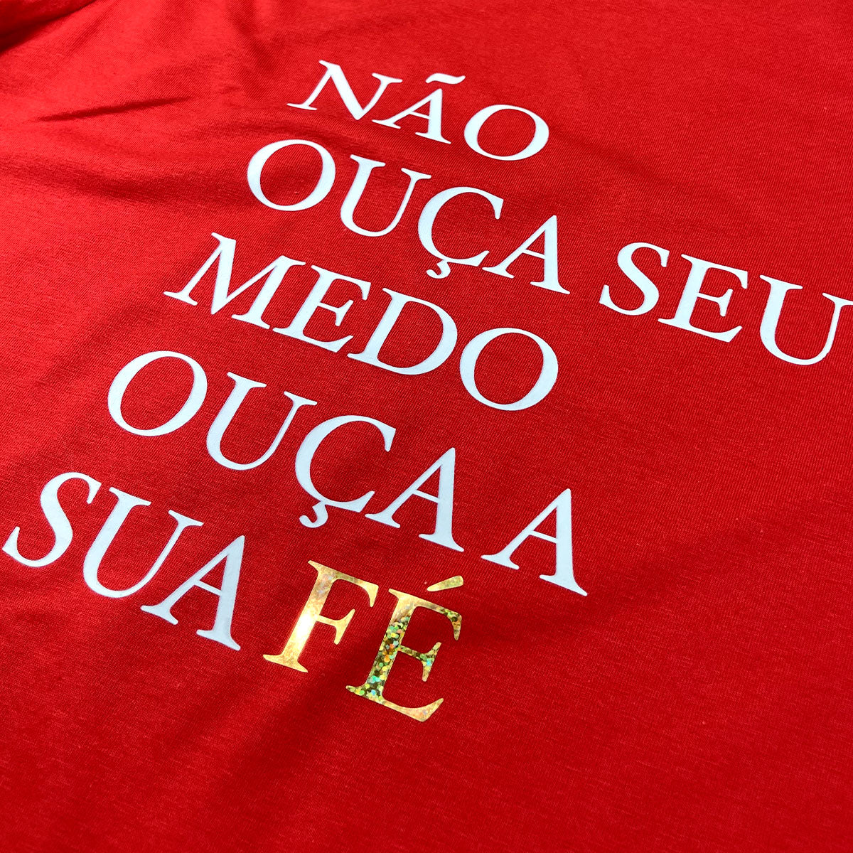 Camiseta Feminina Vermelha Não Ouça Seu Medo Ouça A Sua Fé