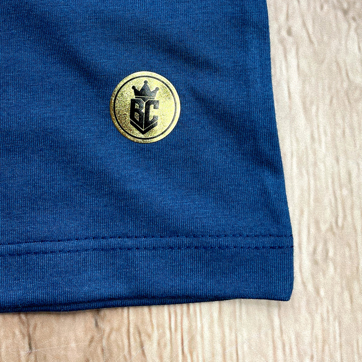 T-Shirt Infantil Azul Leão Jesus Ele Vive Ele Reina
