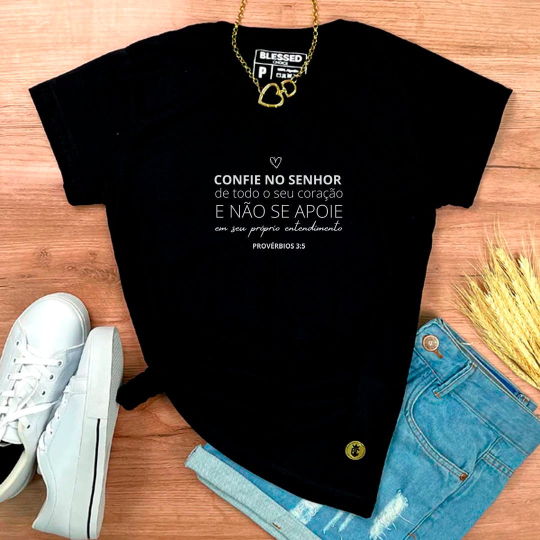 Camiseta Feminina Preta Confie No Senhor De Todo O Seu Coração