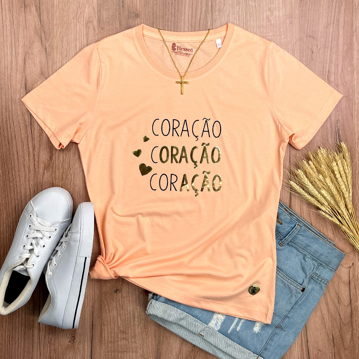 Camiseta Feminina Salmão Coração Oração Ação Dourado