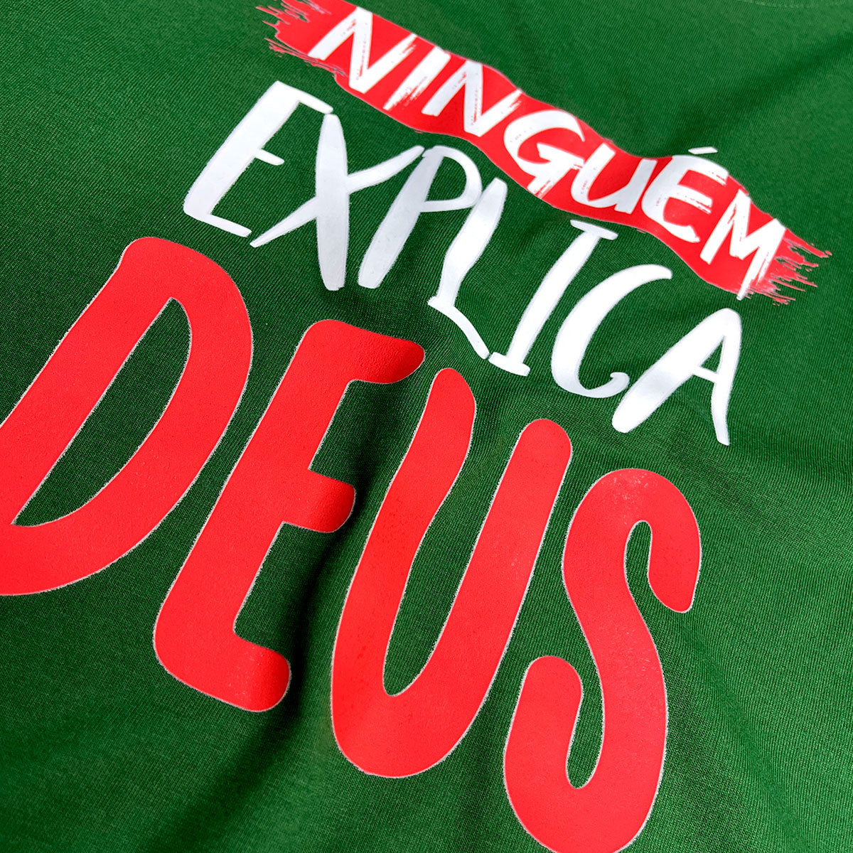 Camiseta Feminina Verde Ninguém Explica Deus