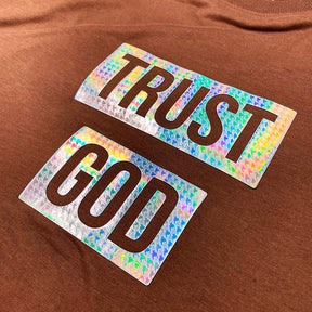 Camiseta Masculina Marrom Trust God Holográfico