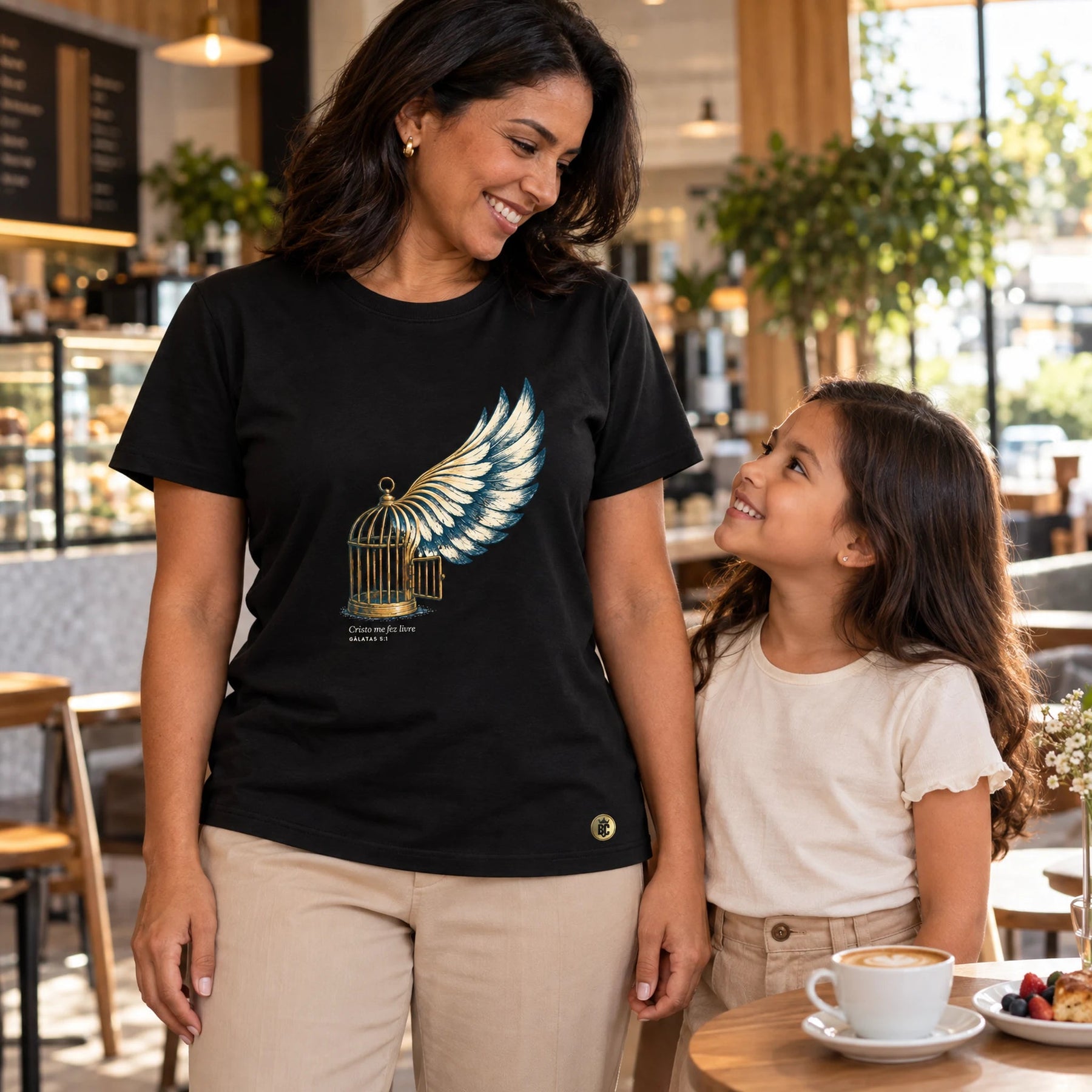 Camiseta Feminina Preta Cristo me fez livre