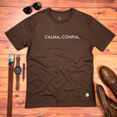 Camiseta Masculina Marrom Calma, Confia.