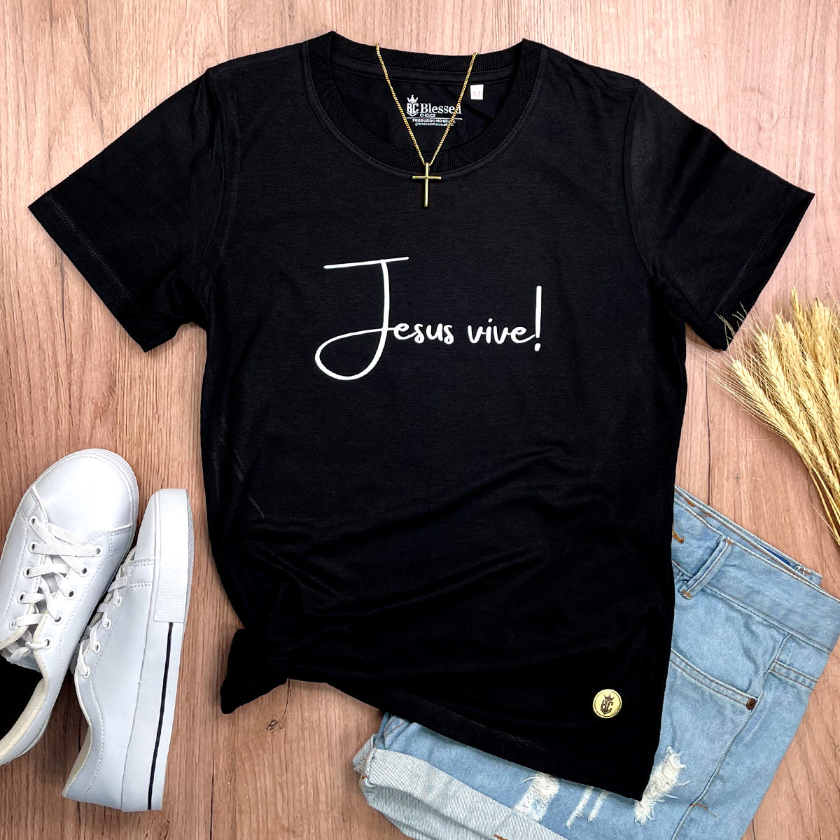 Camiseta Feminina Preta Jesus Vive!