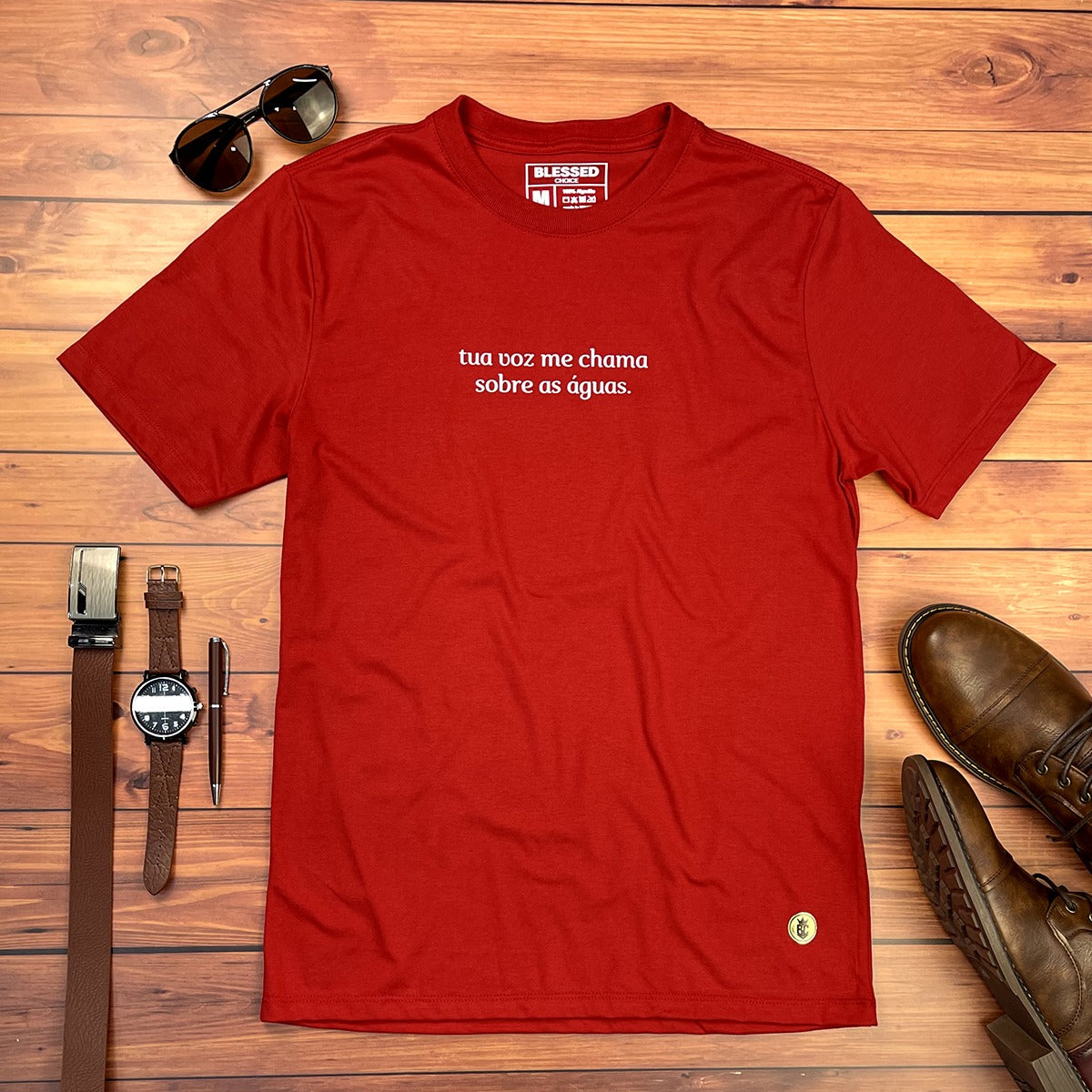Camiseta Masculina Vermelha Tua Voz Me Chama Sobre As Águas