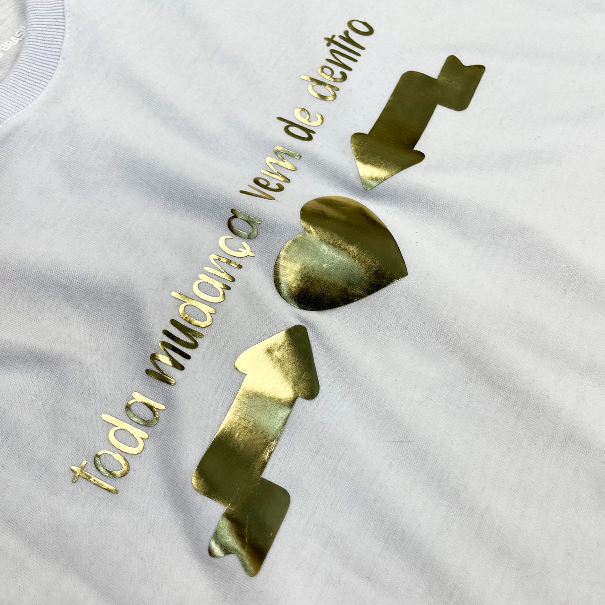 Camiseta Feminina Branca Toda Mudança Vem De Dentro Dourado