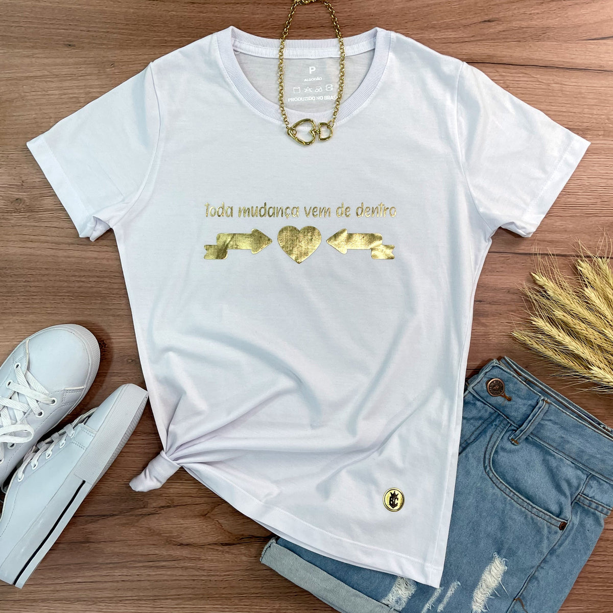 Camiseta Feminina Branca Toda Mudança Vem De Dentro Dourado