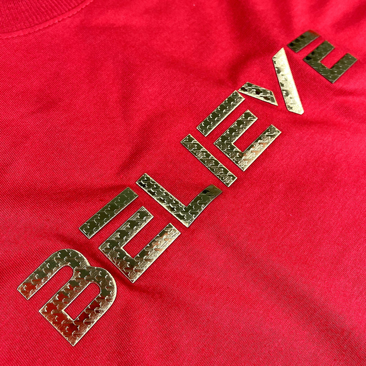 Camiseta Masculina Vermelha Aplique Believe