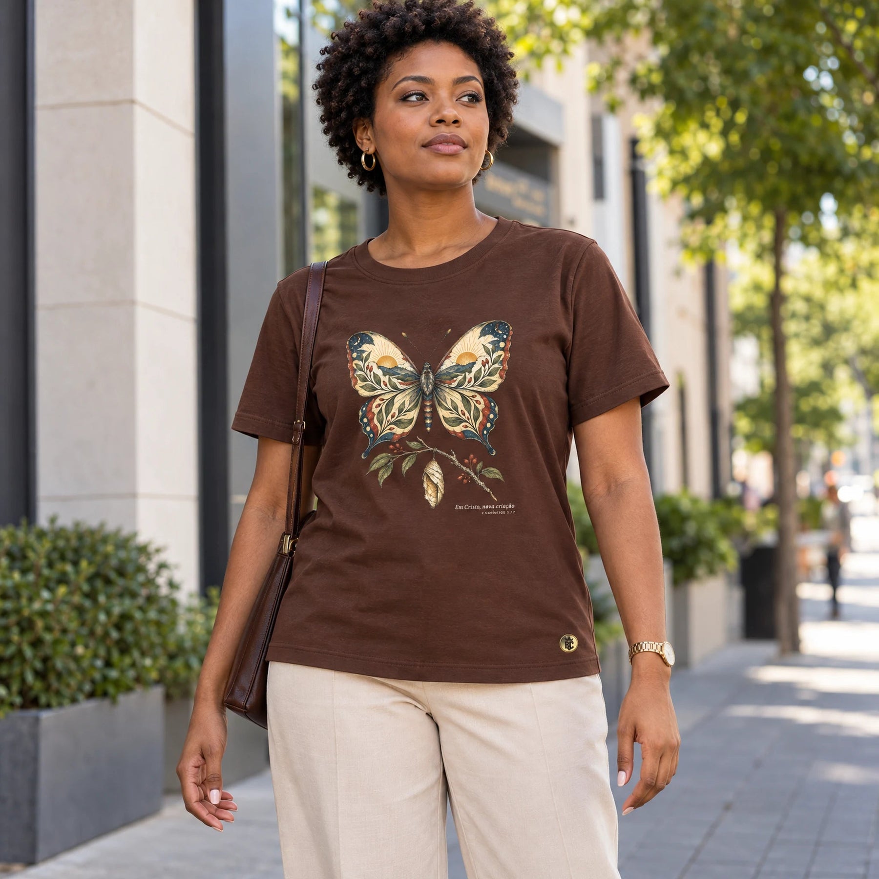 Camiseta Feminina Marrom Em Cristo, nova criação
