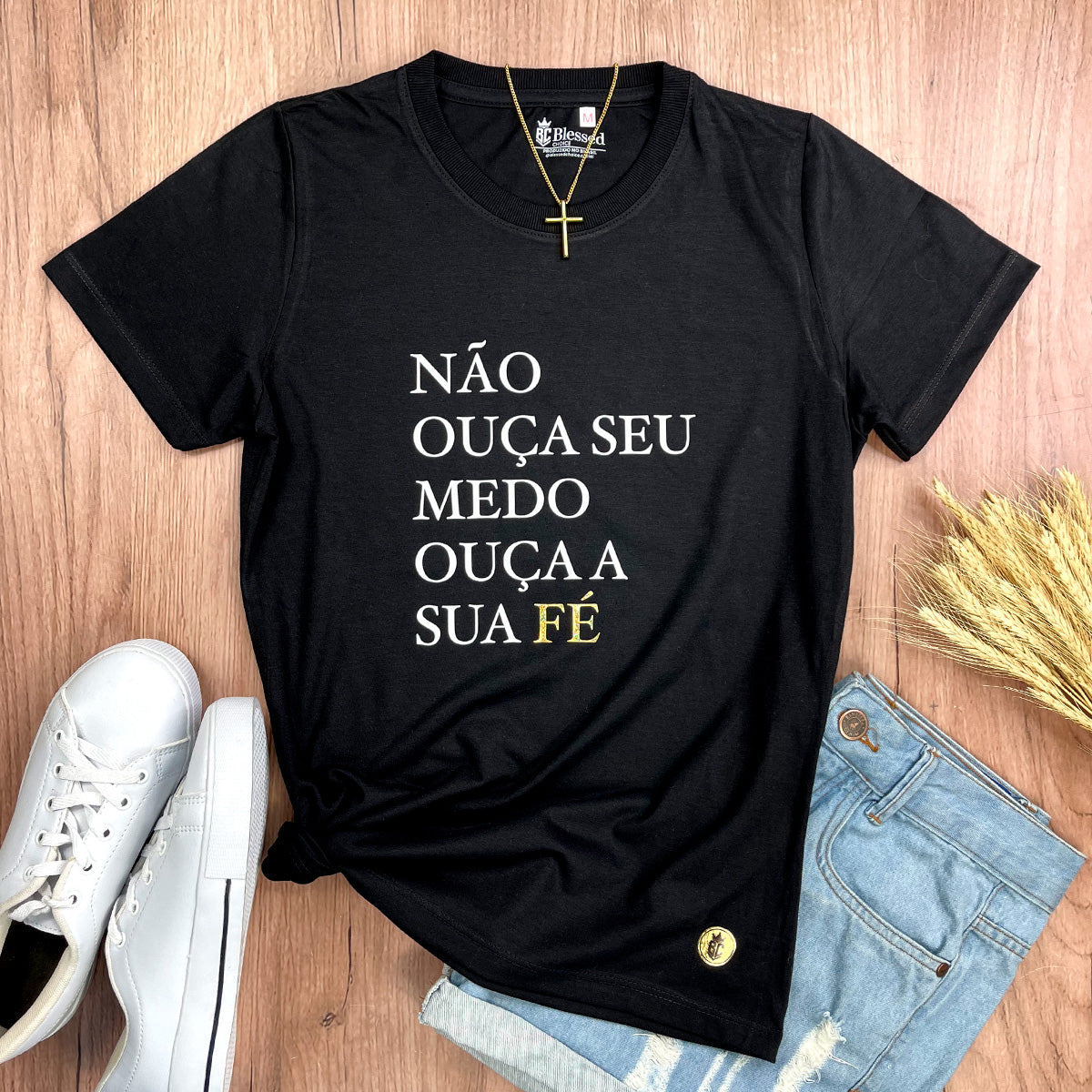 Camiseta Feminina Preta Não Ouça Seu Medo Ouça A Sua Fé