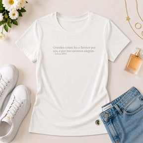Camiseta Feminina Branca Grandes Coisas Fez o Senhor