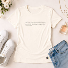 Camiseta Feminina Off Grandes Coisas Fez o Senhor