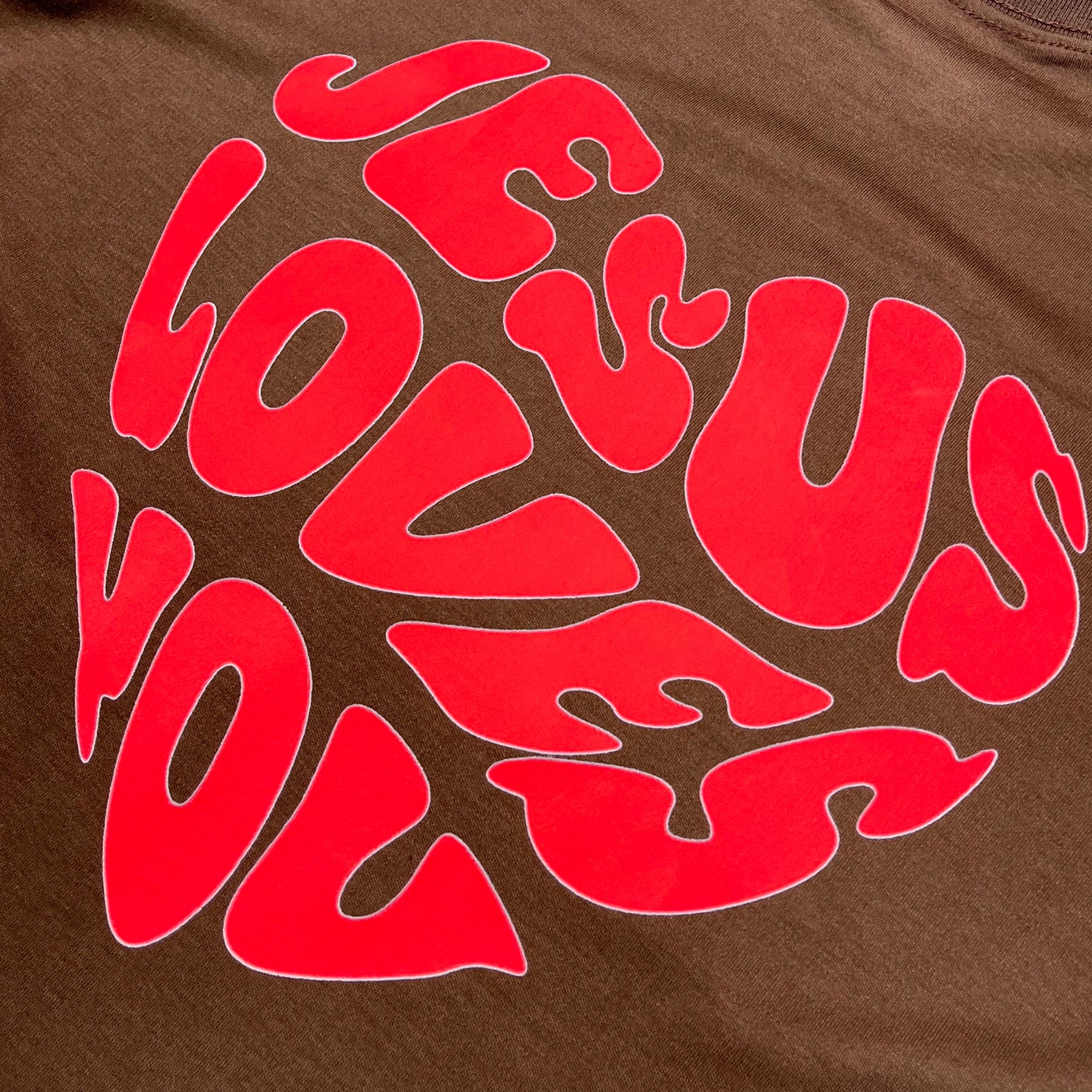 Oversized Marrom Full Coração Jesus Loves You