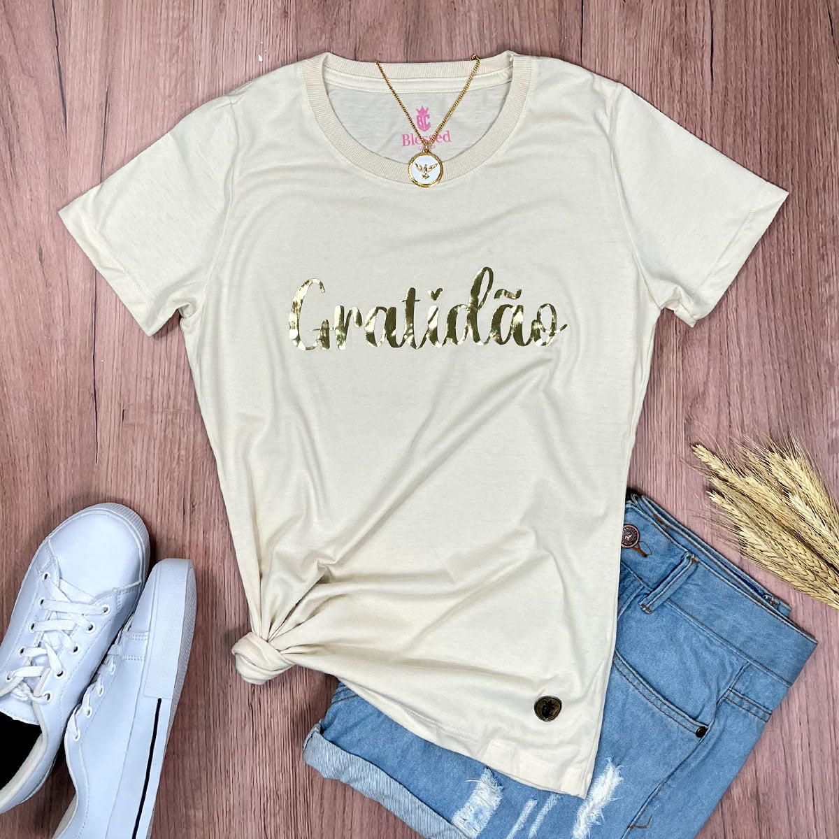 Camiseta Feminina Off White Gratidão Dourado