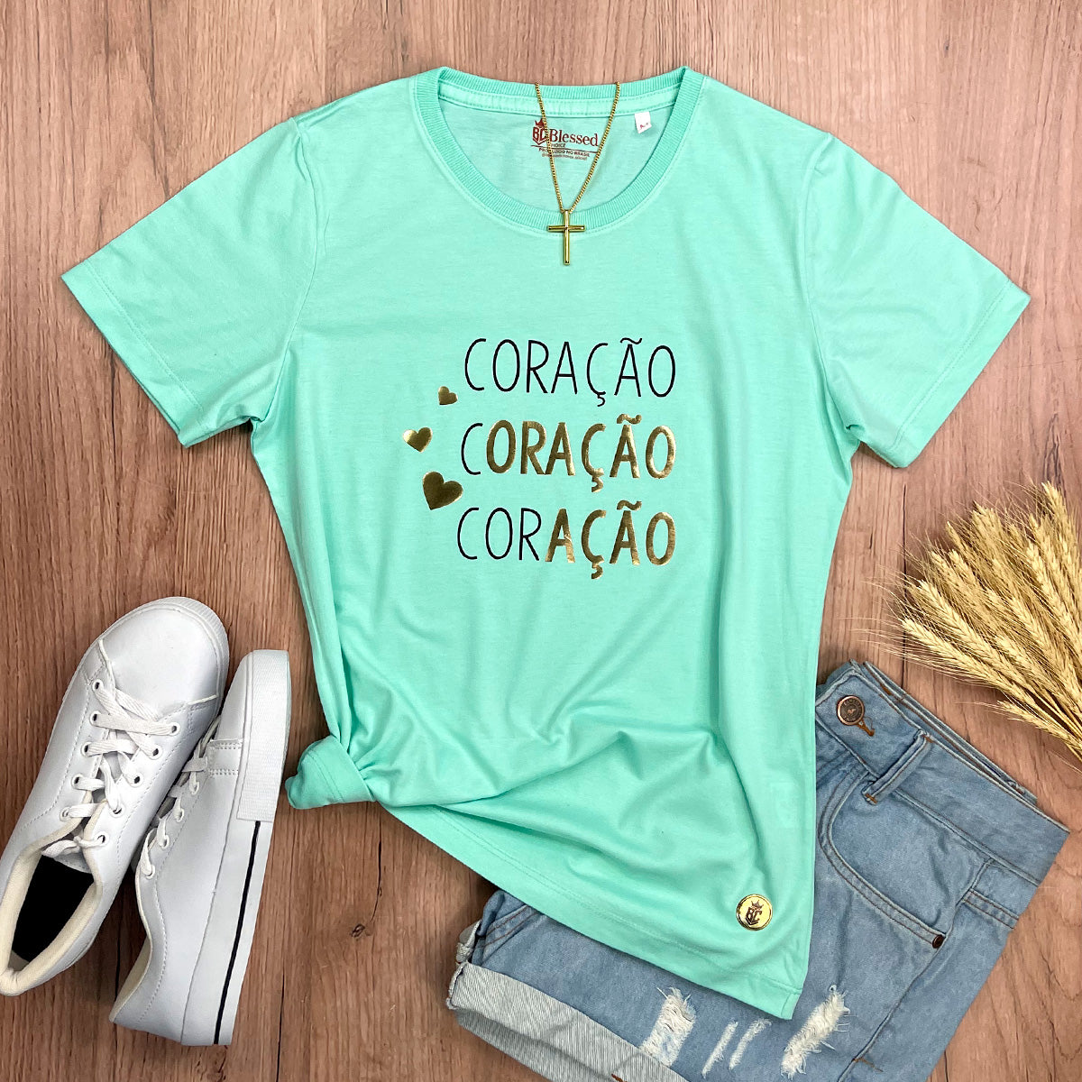 Camiseta Feminina Verde Menta Coração Oração Ação Dourado