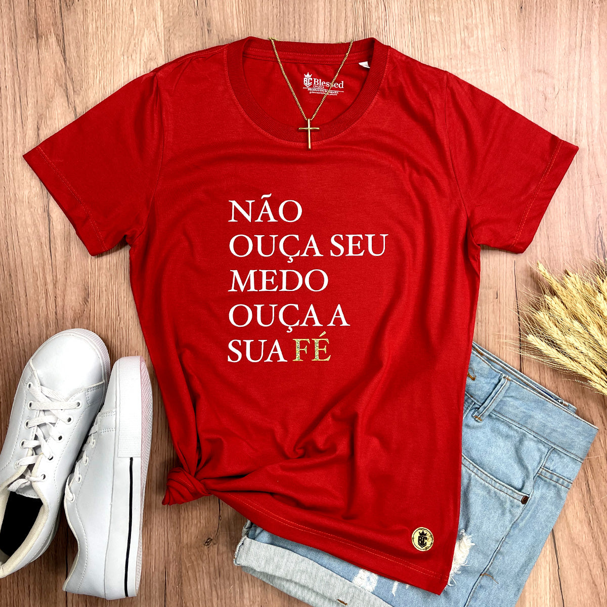 Camiseta Feminina Vermelha Não Ouça Seu Medo Ouça A Sua Fé