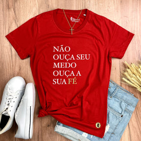 Camiseta Feminina Vermelha Não Ouça Seu Medo Ouça A Sua Fé