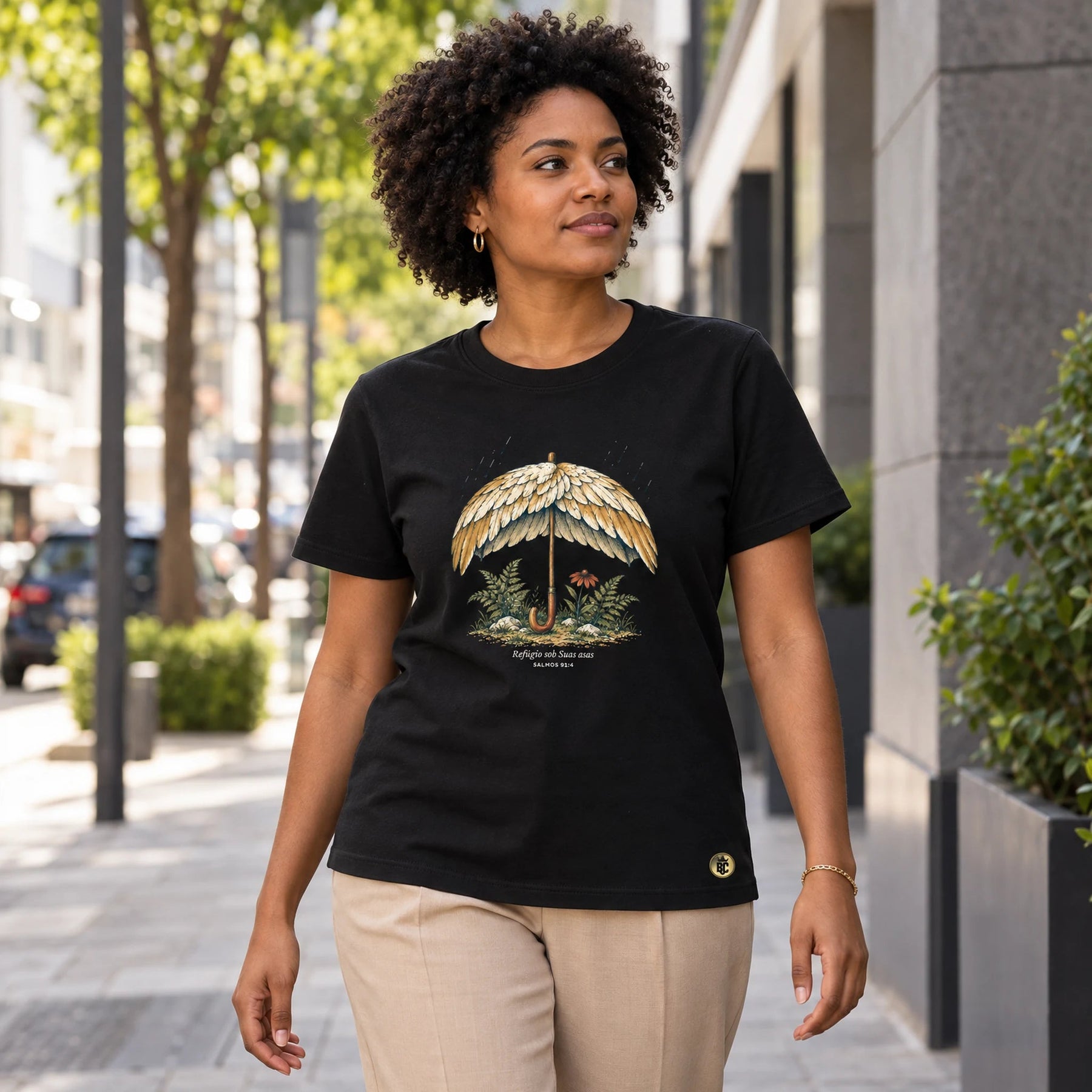 Camiseta Feminina Preta Refúgio sob Suas asas