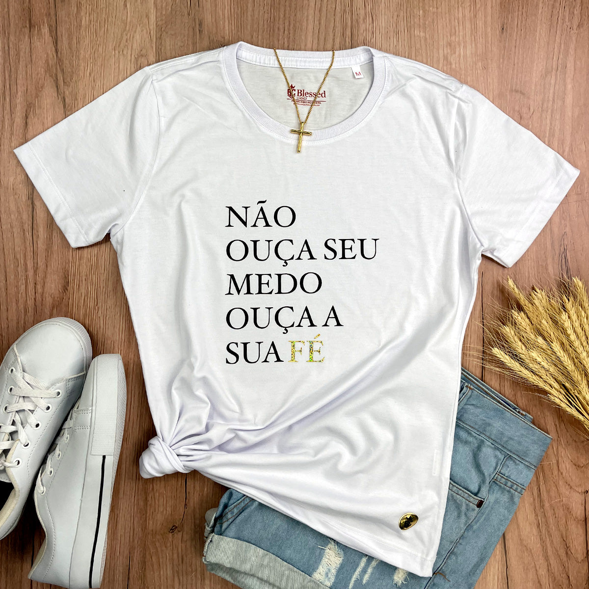 Camiseta Feminina Branca Não Ouça Seu Medo Ouça A Sua Fé