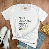 Camiseta Feminina Branca Não Ouça Seu Medo Ouça A Sua Fé