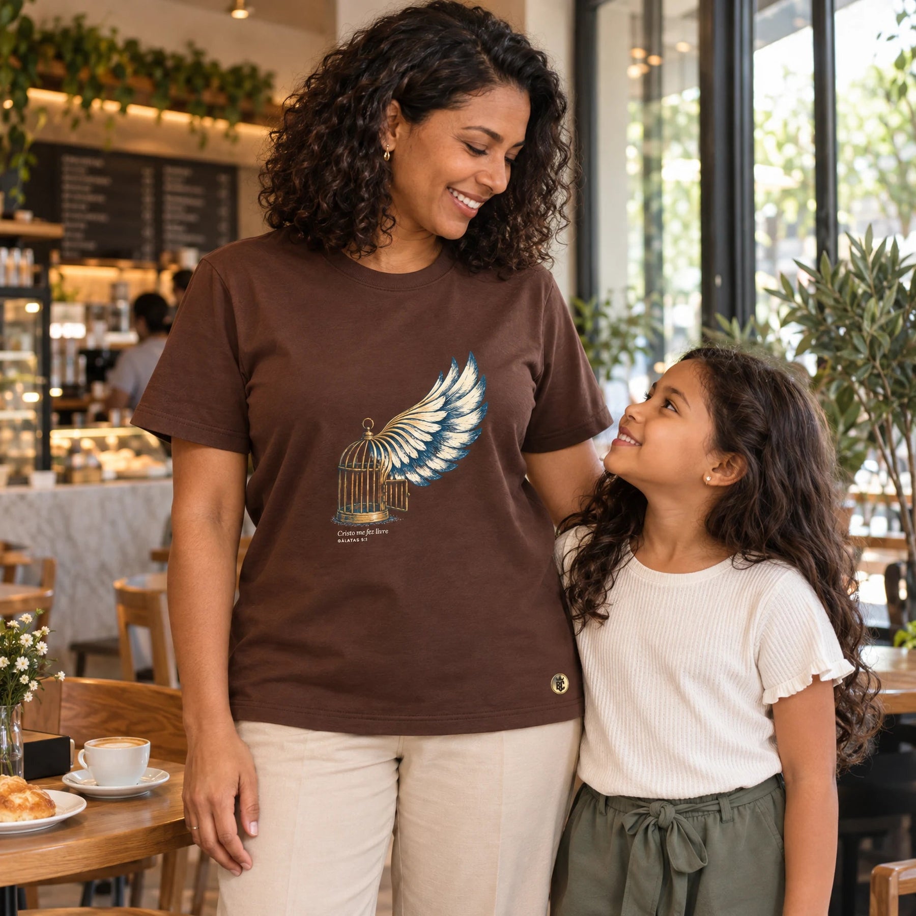 Camiseta Feminina Marrom Cristo me fez livre