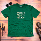 Camiseta Masculina Verde o Amor é o Presente Dourado