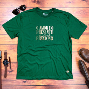 Camiseta Masculina Verde o Amor é o Presente Dourado
