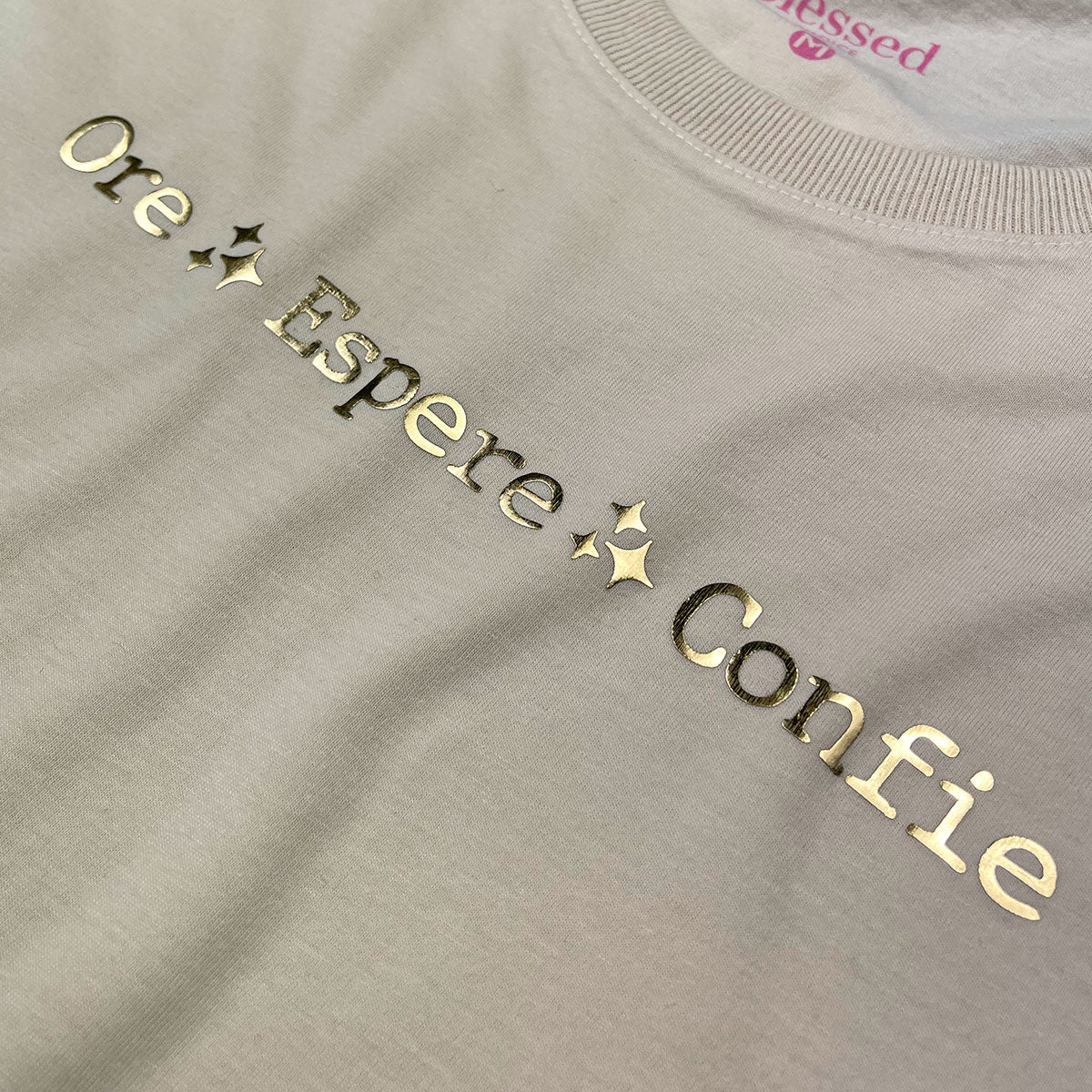 Camiseta Feminina Off White Ore Espere Confie Dourado