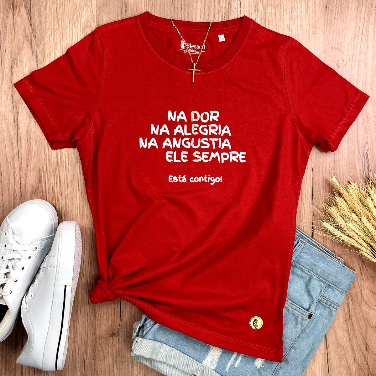 Camiseta Feminina Vermelha Na Dor Na Alegria Na Angustia Ele Sempre Está Contigo