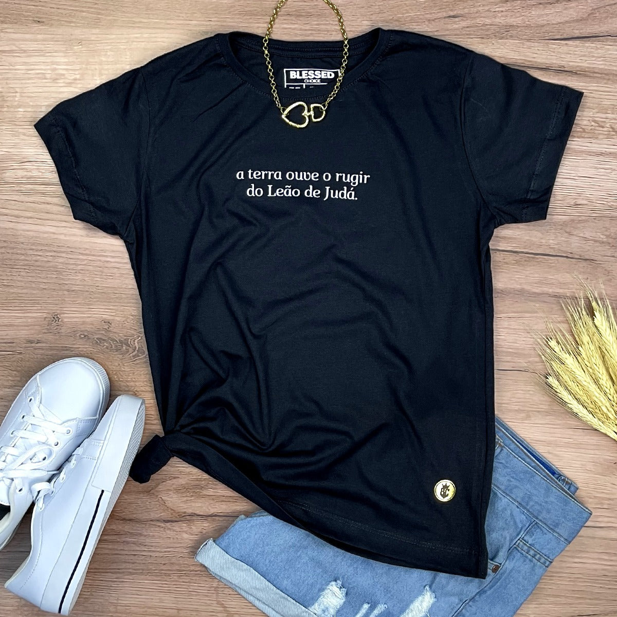 Camiseta Feminina Preta A Terra Ouve O Rugir Do Leão De Judá