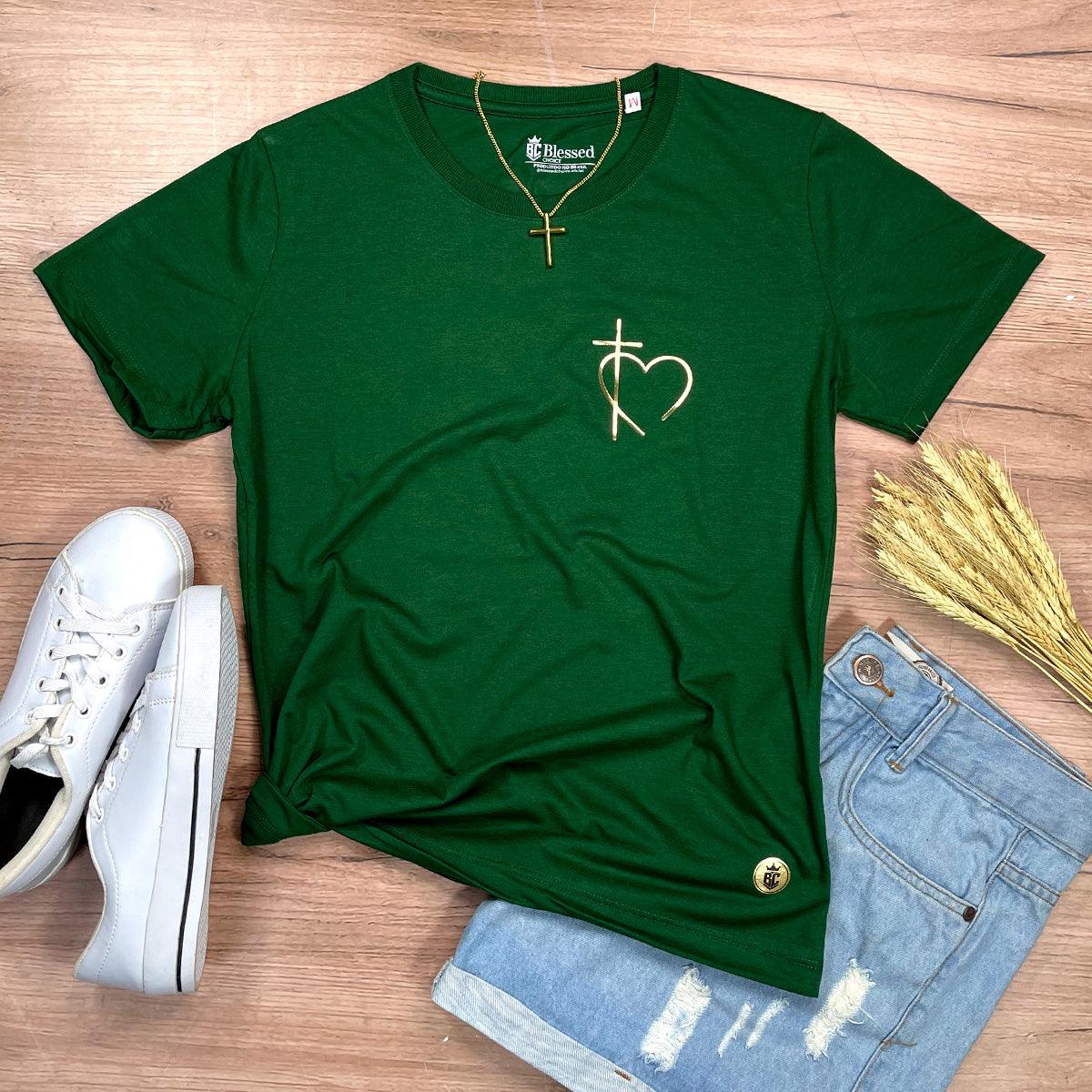 Camiseta Feminina Verde Cruz Coração Minimalista