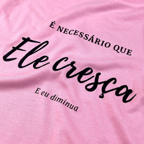 Camiseta Feminina Rosa É Necessário Que Ele Cresça E Eu Diminua