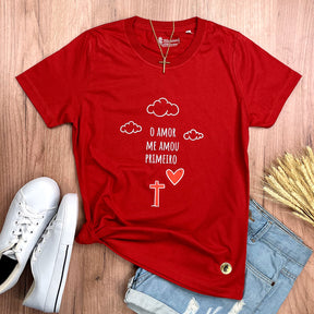 Camiseta Feminina Vermelha Desenho O Amor Me Amou