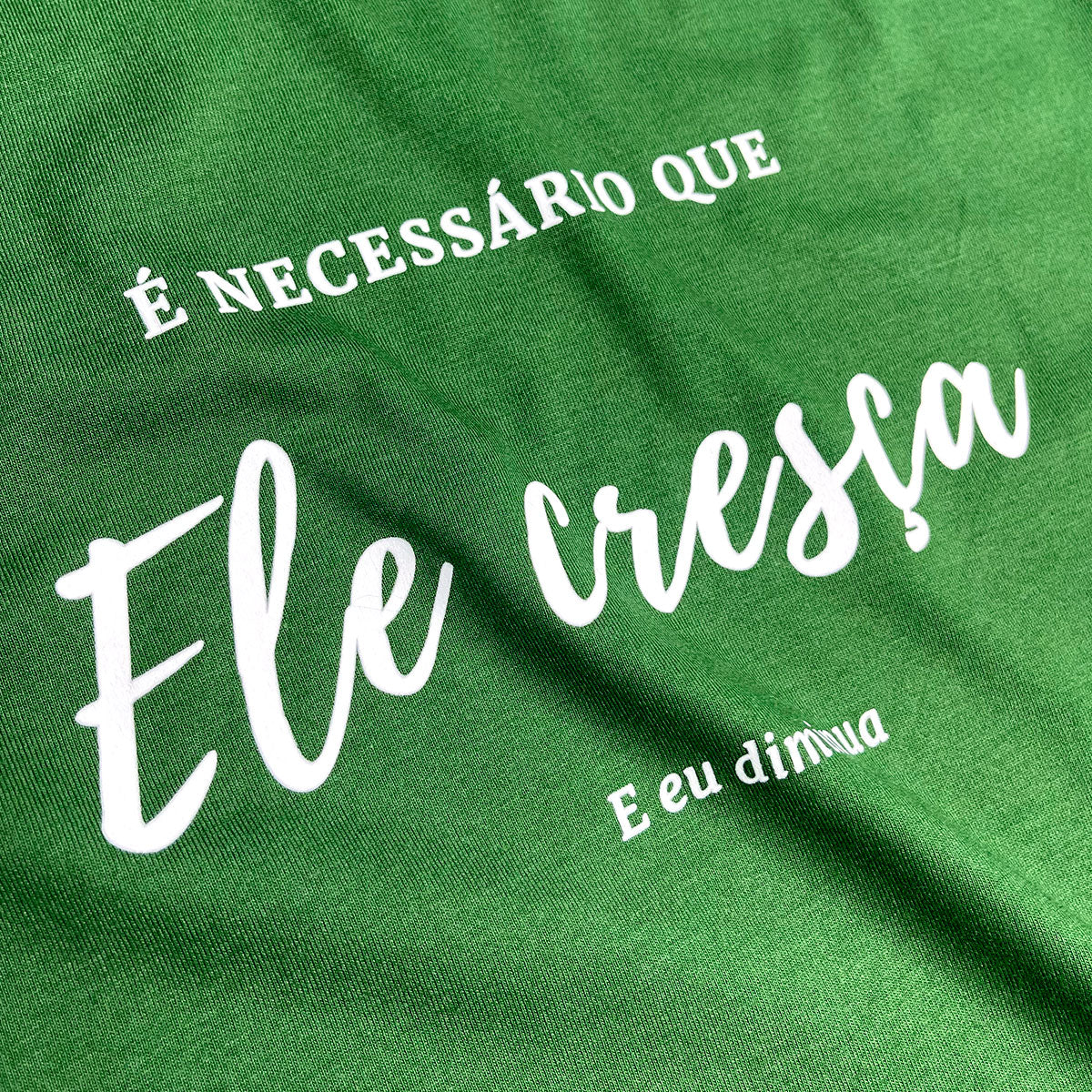 Camiseta Masculina Verde É Necessário Que Ele Cresça E Eu Diminua