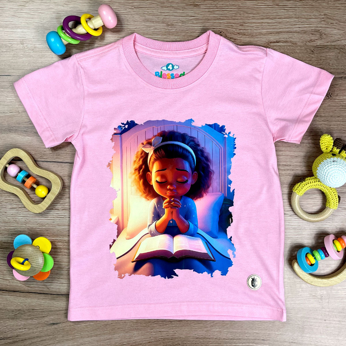 T-Shirt Infantil Rosa Menina Orando Bíblia