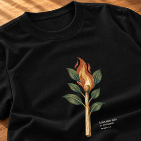 Camiseta Feminina Preta Arde, mas não se consome