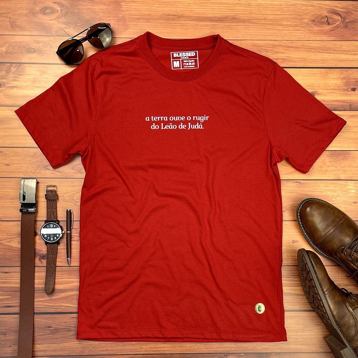 Camiseta Masculina Vermelha A Terra Ouve O Rugir Do Leão De Judá